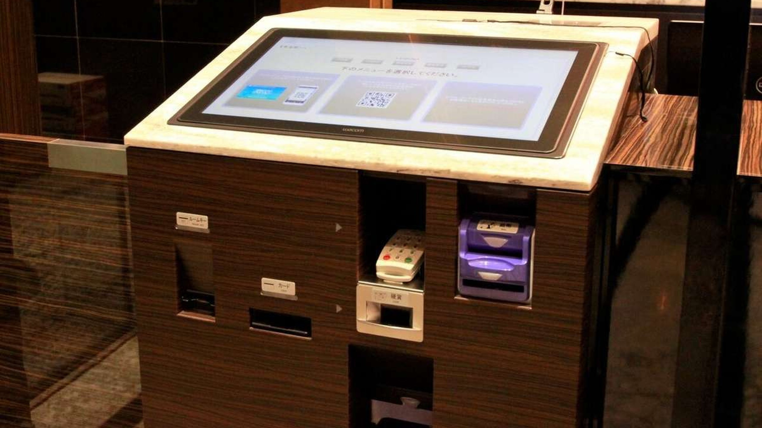 【自立型自動チェックイン機】