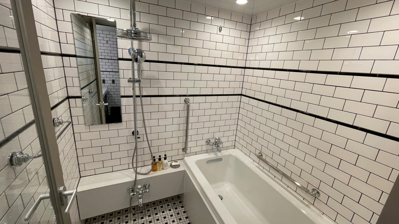  デラックスタイプ以上のお部屋に備わるお風呂です。洗面、トイレ別（お部屋により配置は異なります）