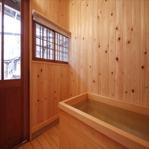 翡翠(ひすい)お風呂このお部屋のみ備えられた檜風呂にて、心地よい香りと中庭の眺望をお楽しみ下さい