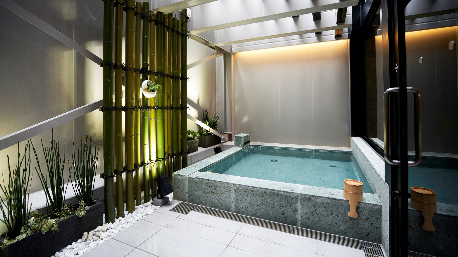 ：露天風呂ホテル2階の大浴場には露天風呂もございます。ビジネス、レジャーの疲れをゆったりと癒します