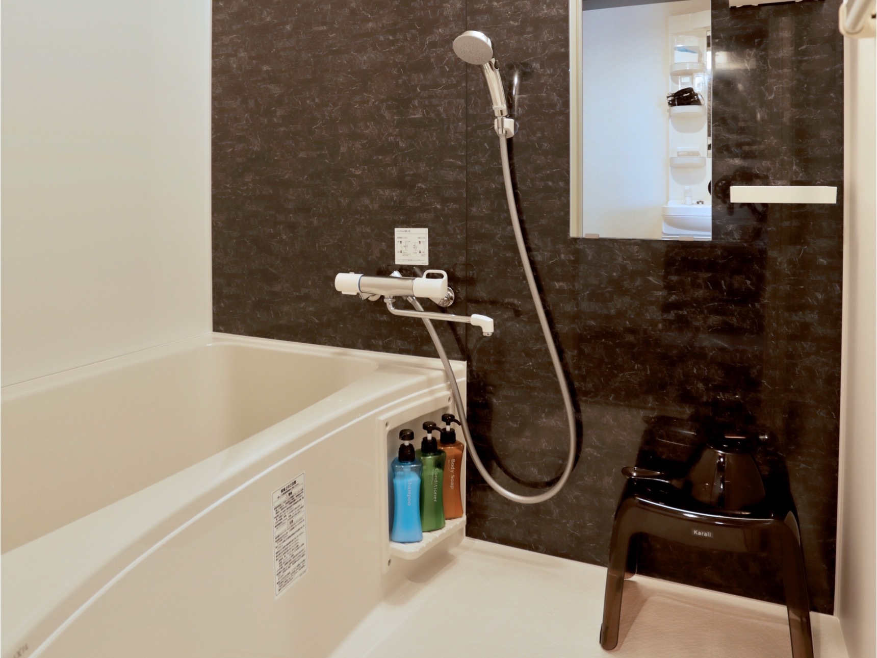浴室 広々スタジオタイプ・2ベッドルーム・1ベッドルームには浴槽が完備しております。