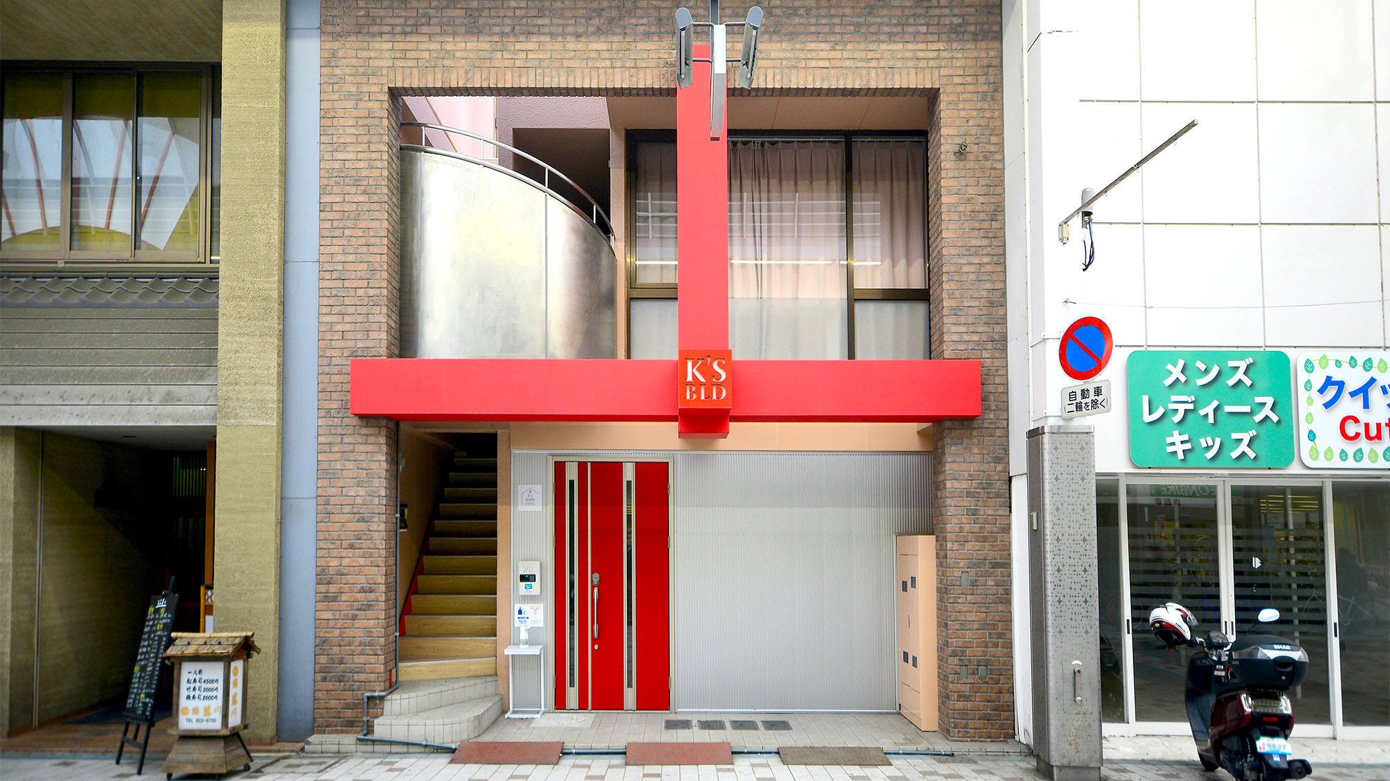 ・【K'sホテル】兵庫町商店街の中にあり赤いドアと柱が目印♪島旅やアート旅の拠点にも