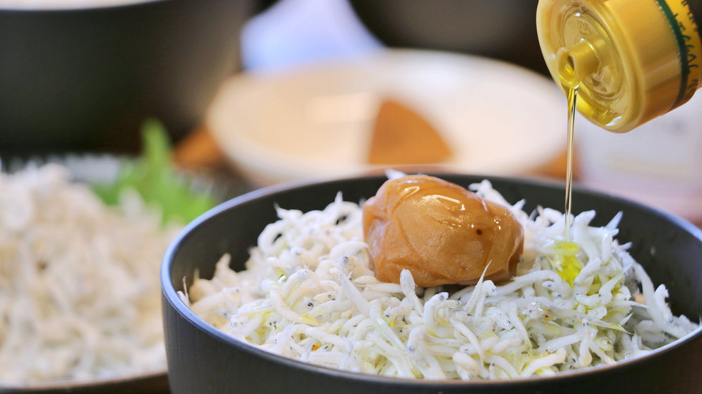 【朝食】セルフサービスでしらす丼 