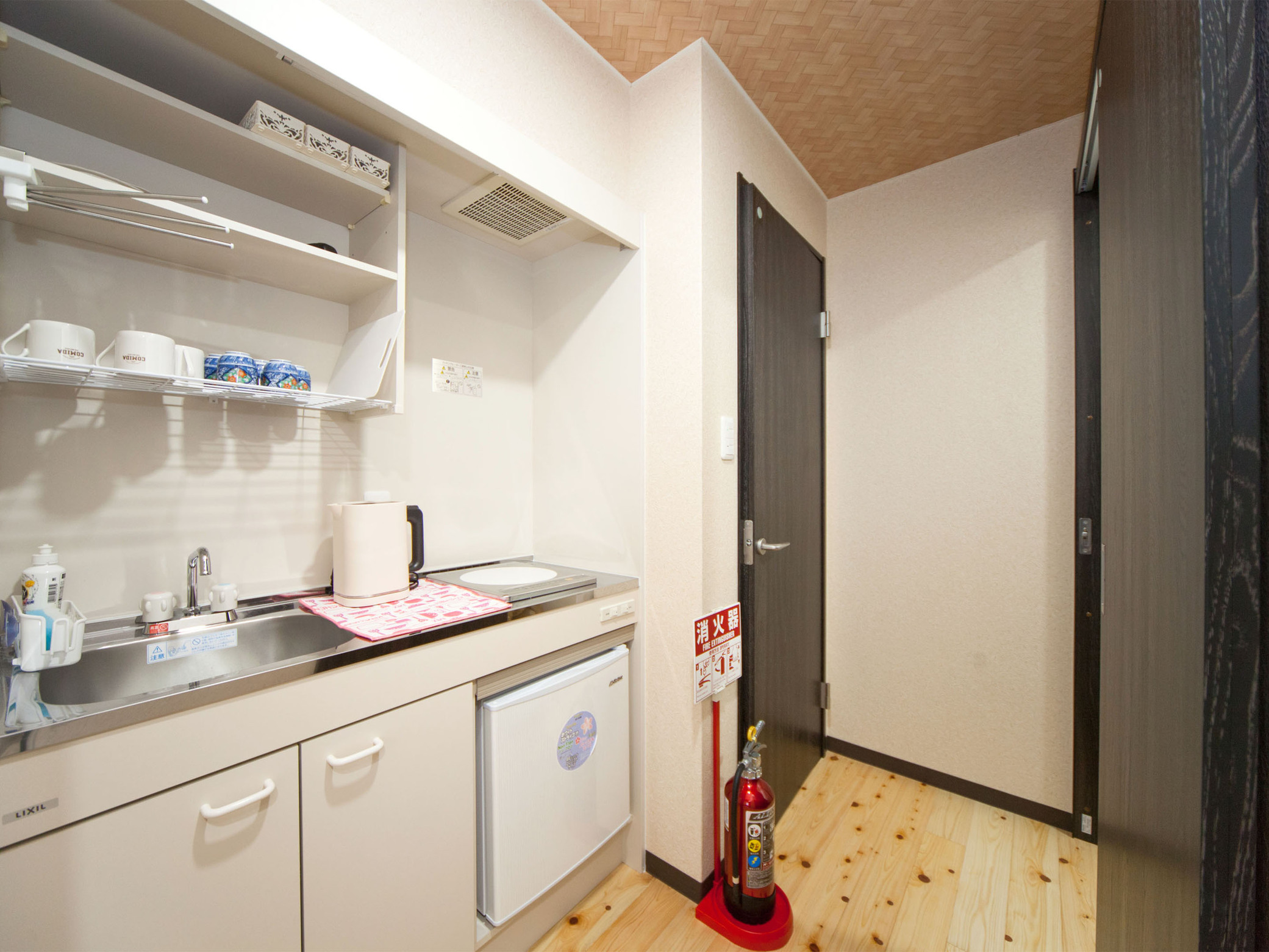 ・【ファミリールーム1】ミニキッチンには電気ケトルや冷蔵庫も完備