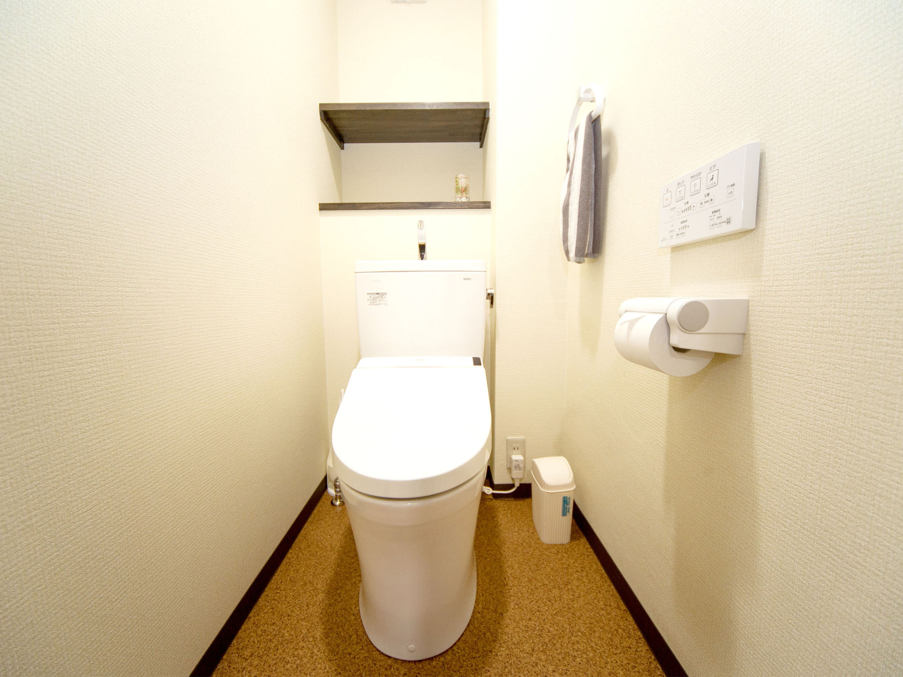 ・【ファミリールーム1】温水洗浄便座のトイレで冬でも暖かい