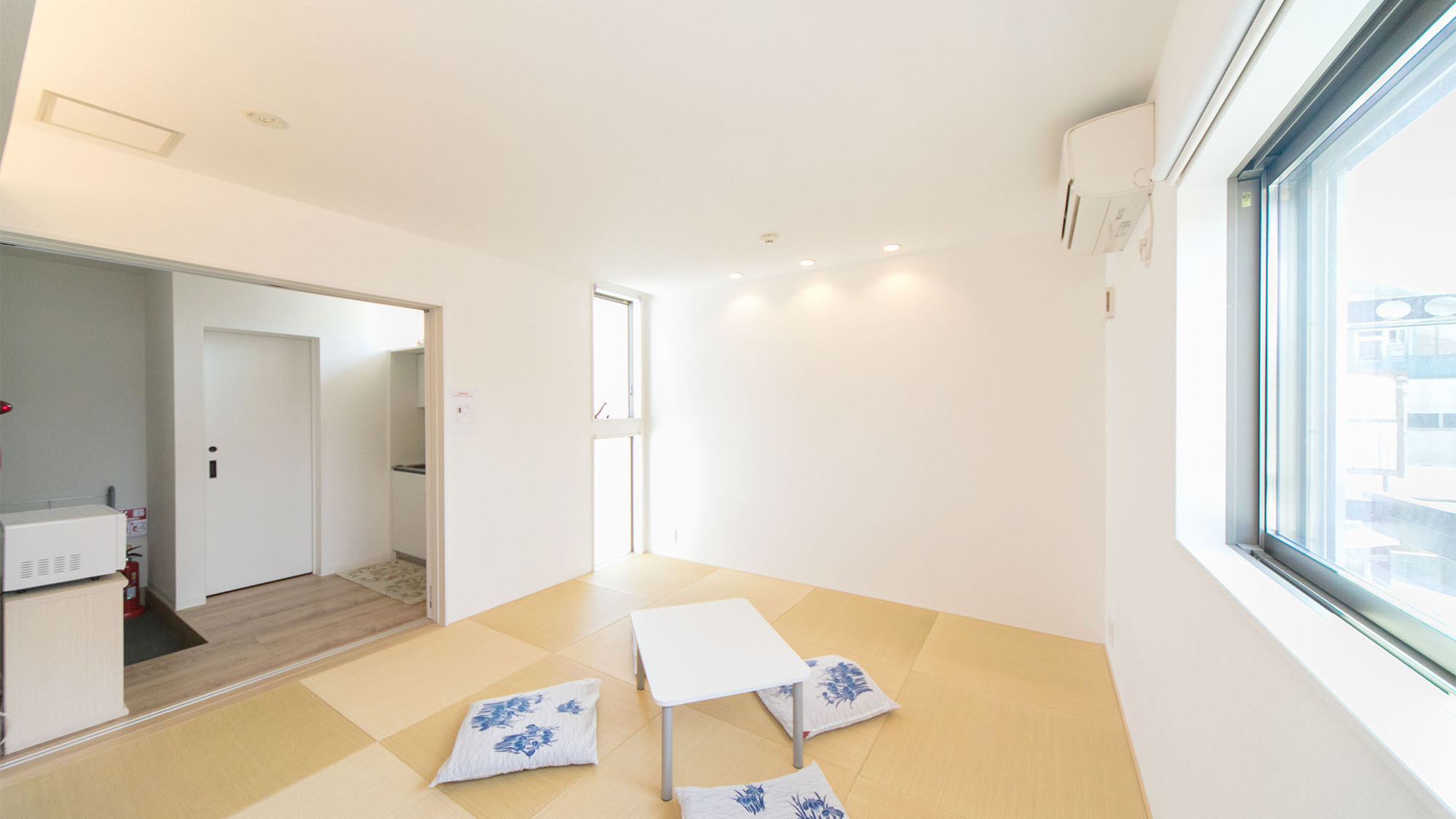 ・【ファミリールーム2】全31平米、エアコン付きの白を基調とした明るいお部屋