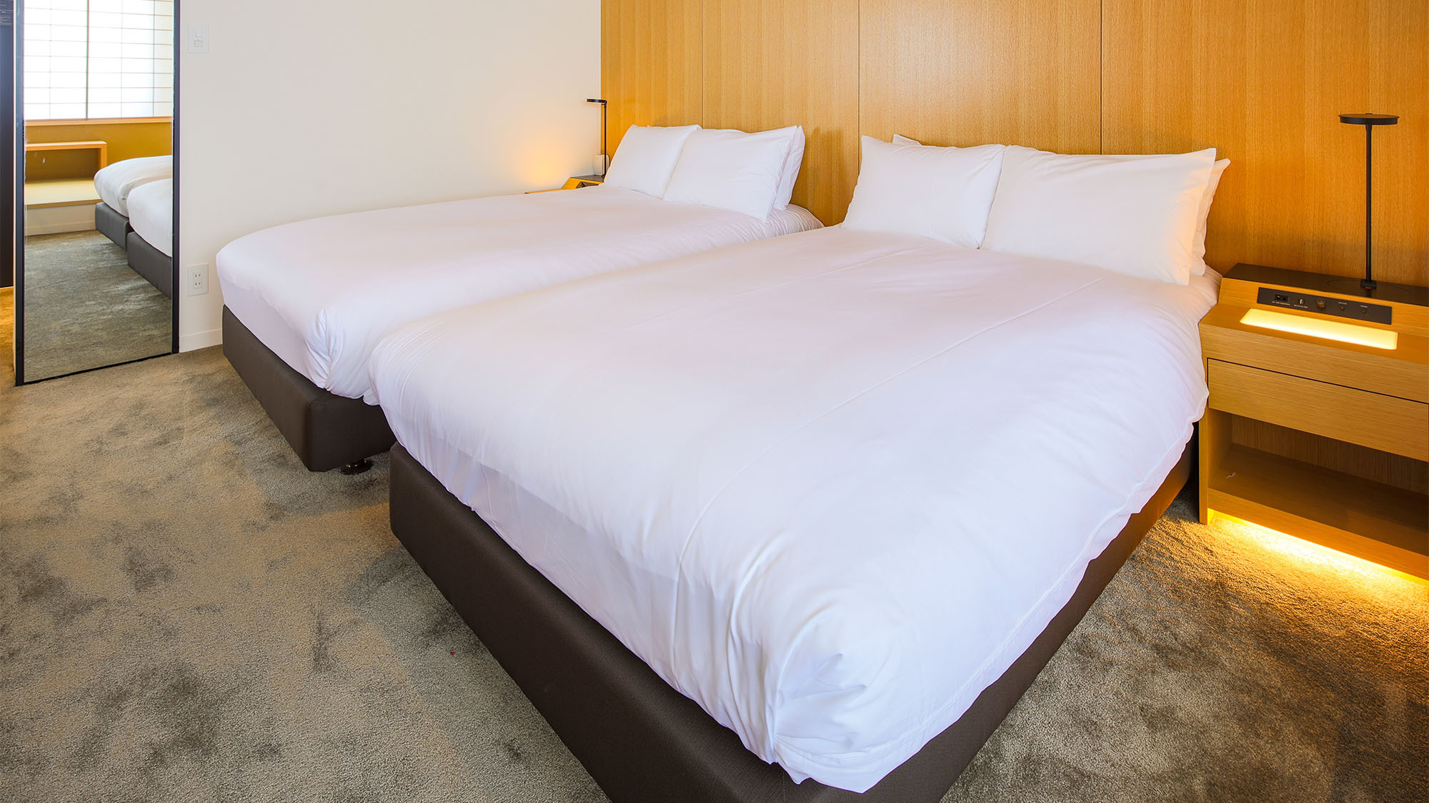 ・【プレミアスイートツイン一例】日本皇室御用達のベッドが贅沢な睡眠の喜びをご提供します
