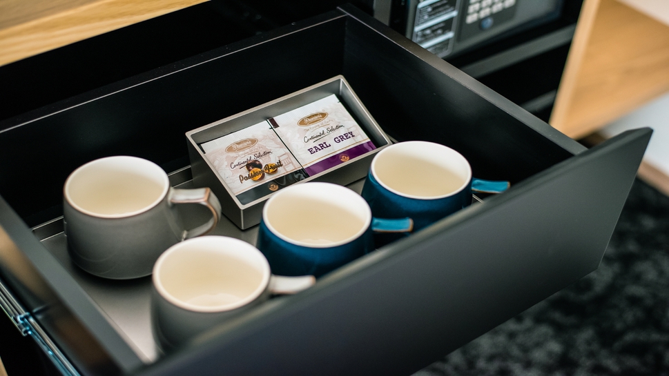 アメニティ_ティーセット引き出しの中にございます。緑茶、紅茶、ハーブティーをご用意しております。
