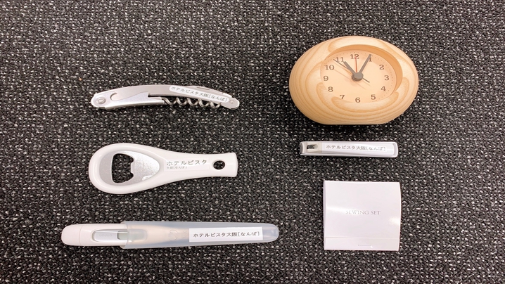 ＜その他各種＞ワインオープナー、栓抜き、体温計、目覚まし時計、爪切り、ソーイングセットも。