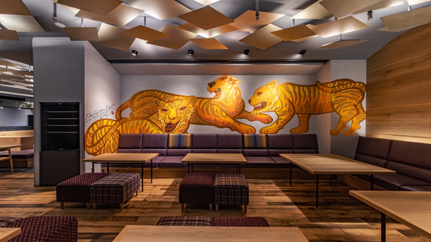 レストラン/夜実は、虎の壁画は3頭！壁画絵師キーヤンこと、木村英輝さんに手掛けていただきました。