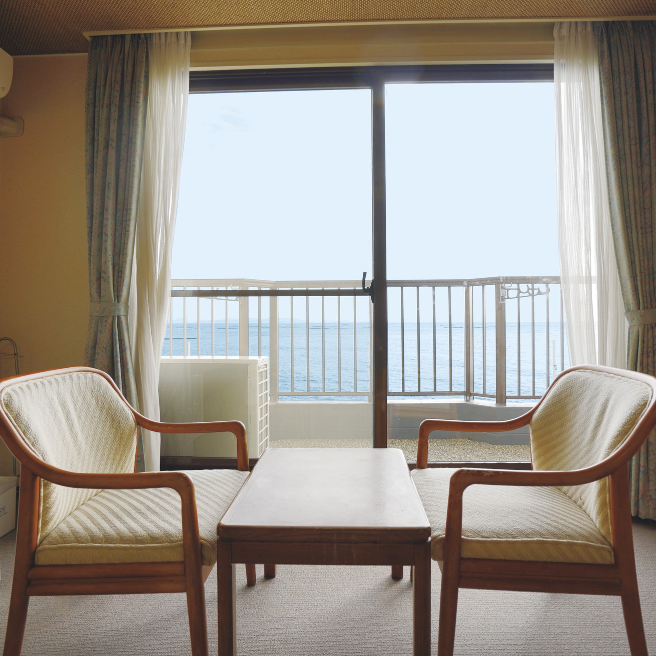 オーシャンフロント確約部屋は、海が目の前に広がる和室で予約。