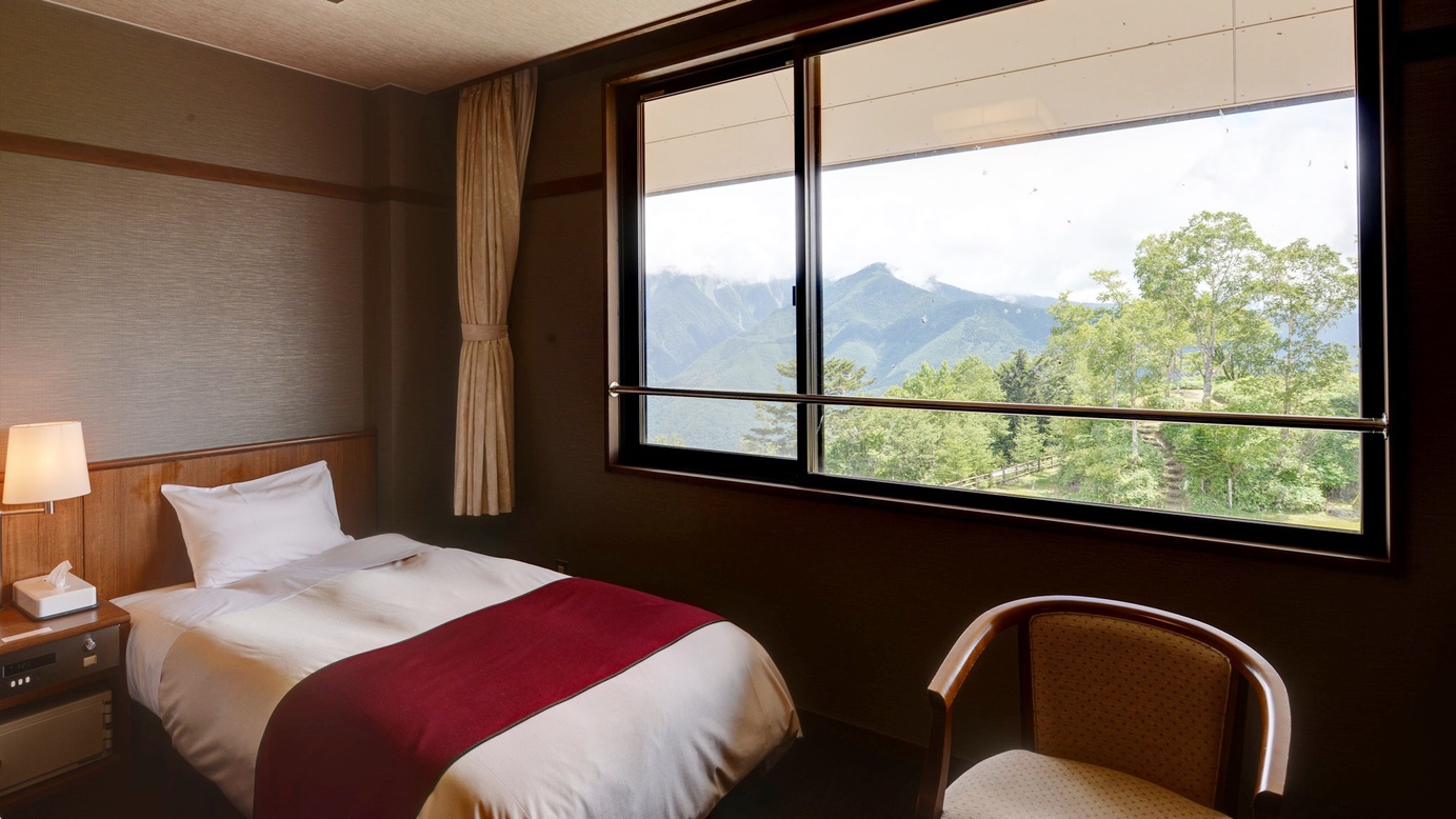 *洋室一例／壮大な山の景色を見て気持ちもリフレッシュ
