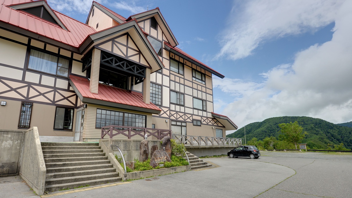 *外観／アルプスの山並みを一望できる絶景の宿