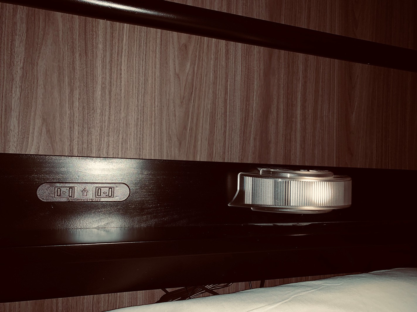 ２段ベッド上下にコンセントとライトがあります。