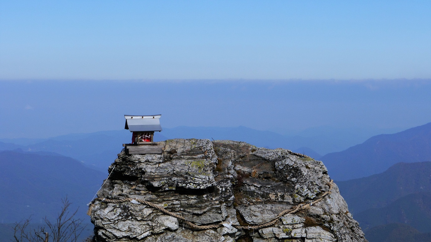 *つるぎ山／秘宝が埋まる伝説のある剣山宝蔵石