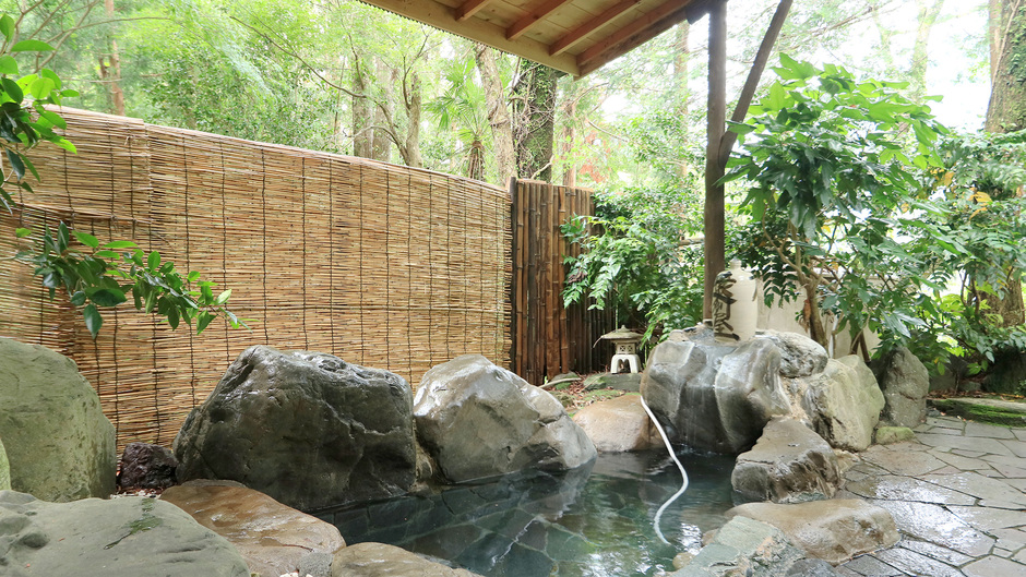 露天風呂なめらかな湯ざわりが特徴のコンヤ温泉♪