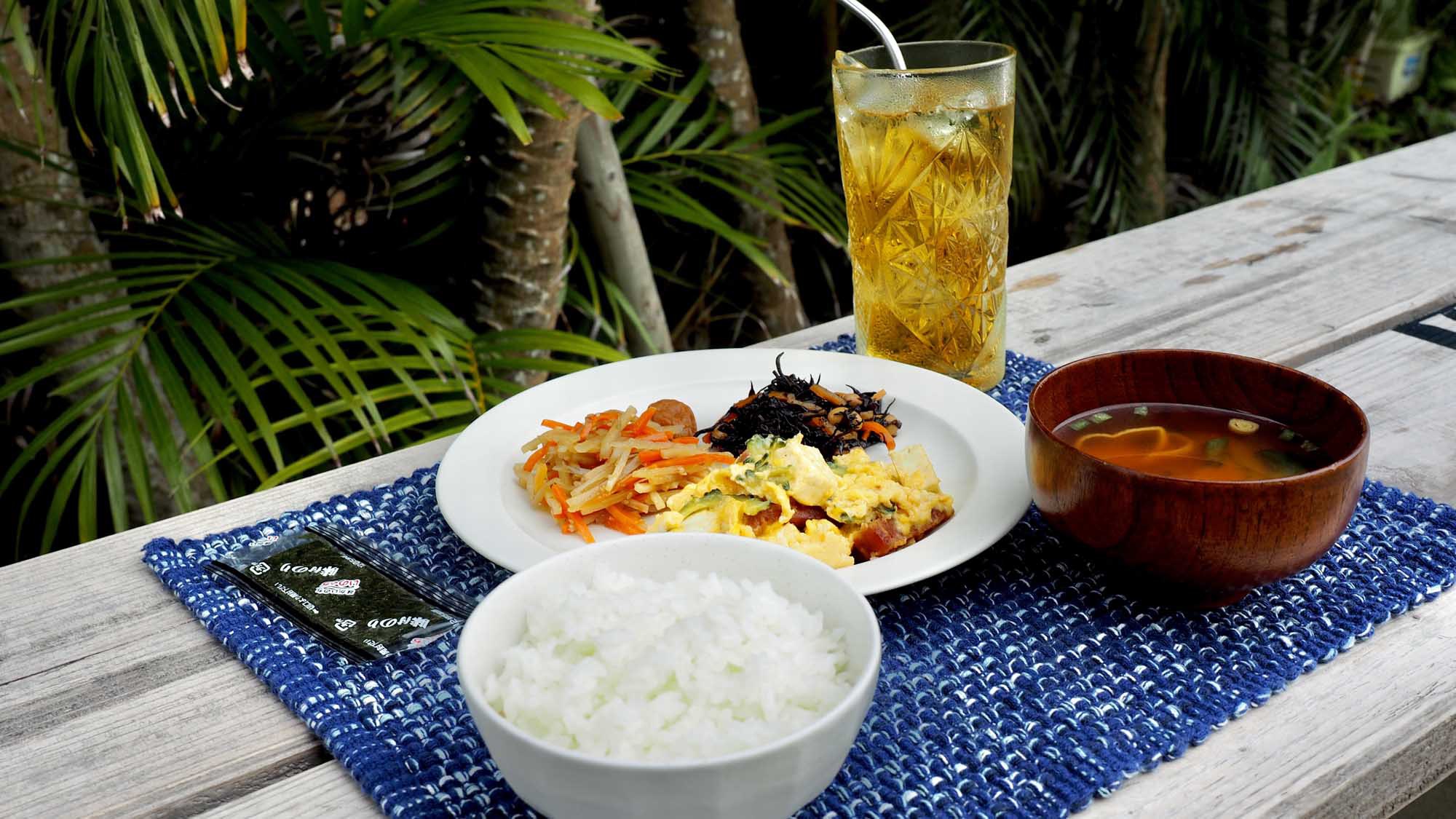 朝食一例 ゴーヤチャンプルー定食