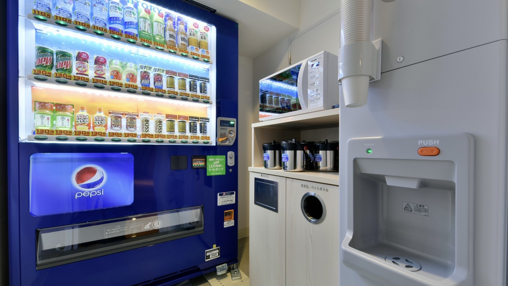 【8階ベンダー室】ジュース自動販売機、製氷機、電子レンジがございます。
