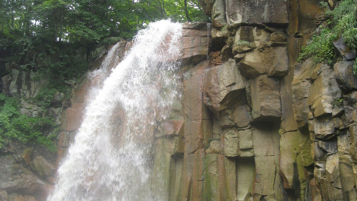 【白藤の滝】柱状節理のゴツゴツした岩盤から落ちる迫力のある滝