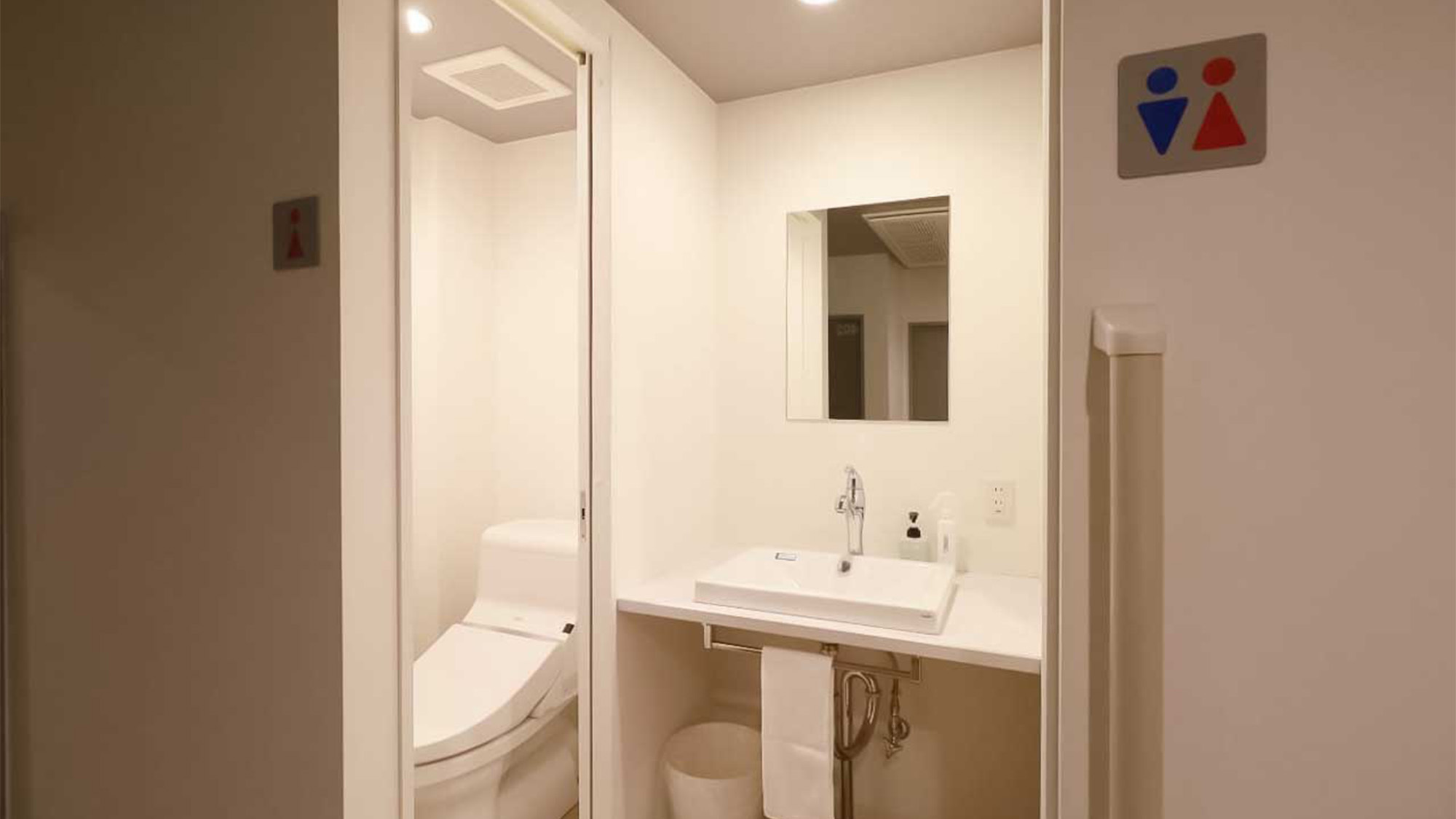 ・エコノミーダブルの洗面台と洗浄機能付きトイレ（客室外にあります）