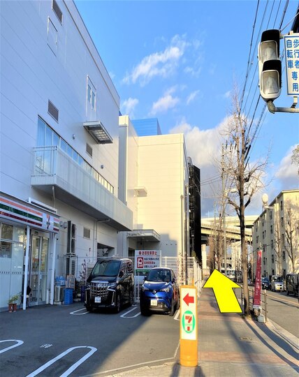 ⑦左に曲がったら直進します。