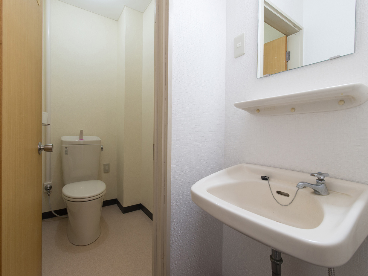 和室８畳１〜４人部屋（共同シャワー・トイレ付）トイレ