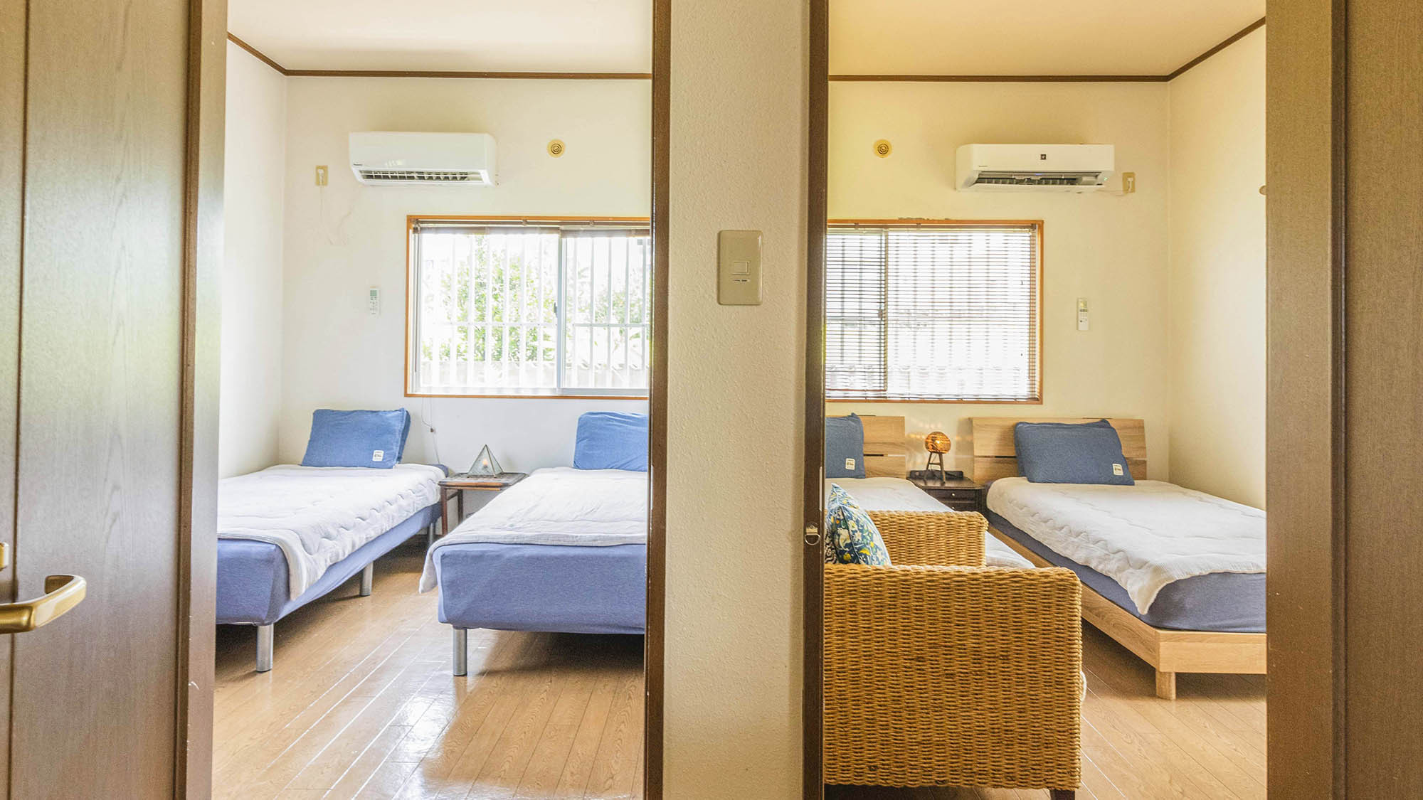 ・【寝室イメージ①】シングルベッド2台、エアコン完備。落ち着いた雰囲気のお部屋です