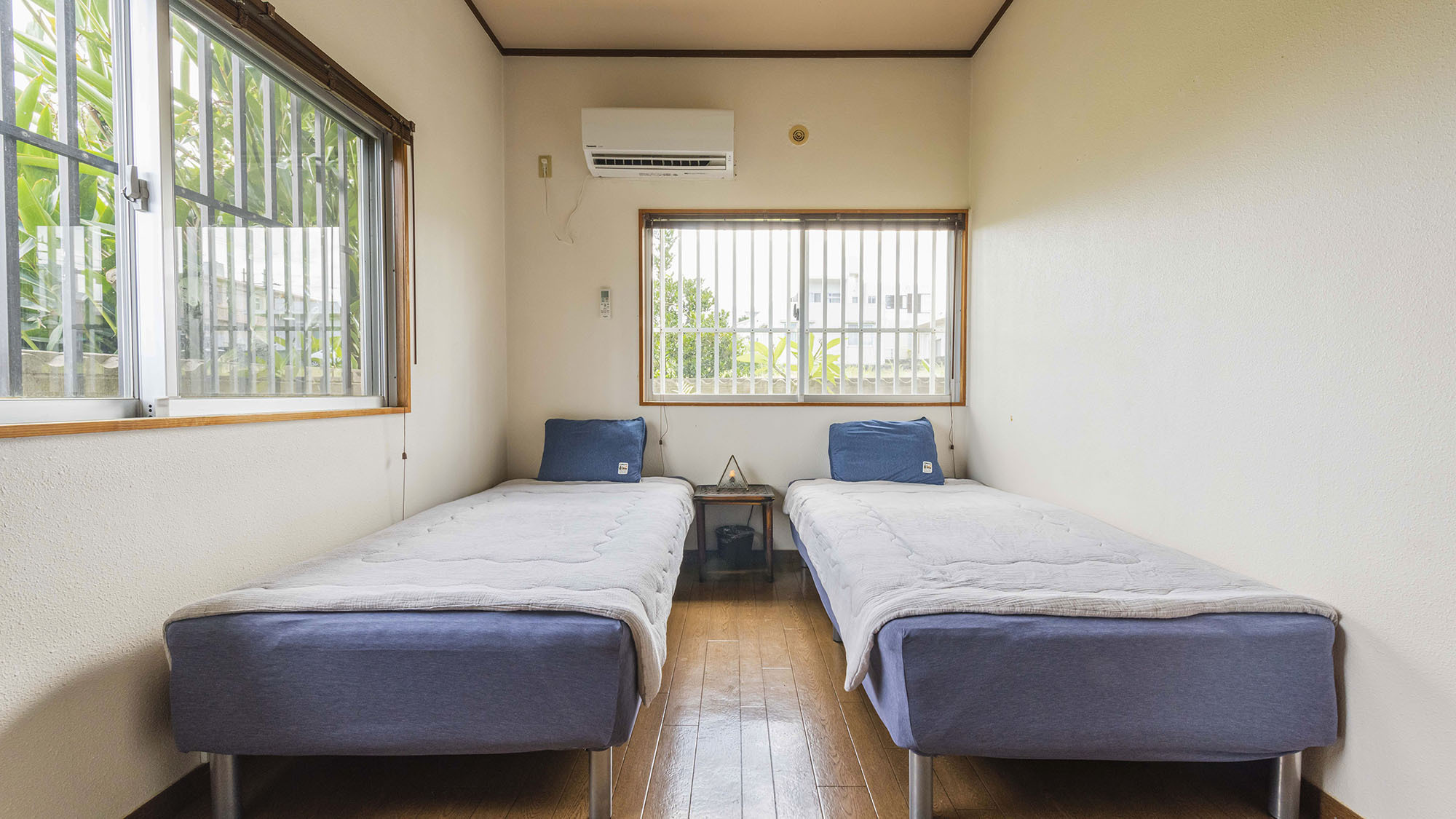 ・【寝室イメージ②】シングルベッド2台、エアコン完備。落ち着いた雰囲気のお部屋です
