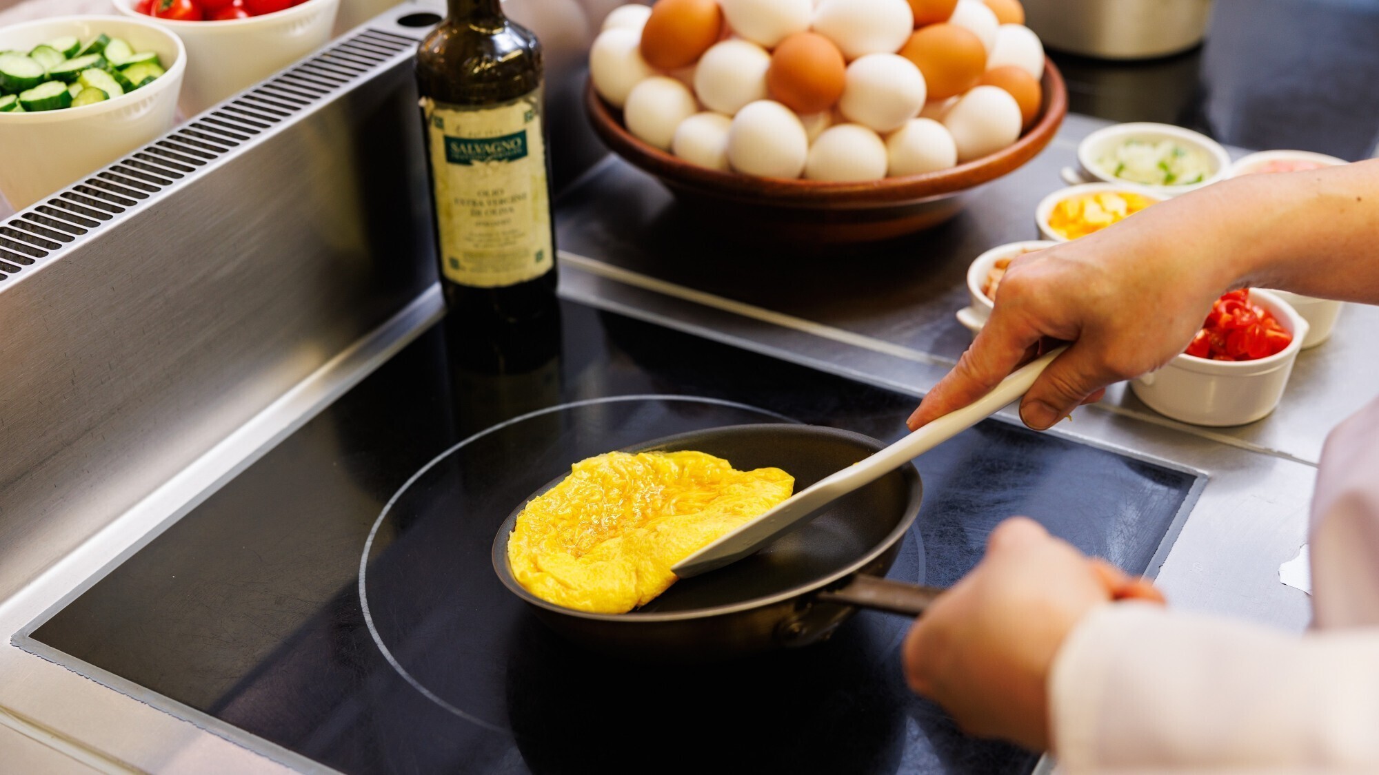 【朝食ブッフェ】焼きたてのオムレツやスクランブルエッグなど豊富な玉子料理