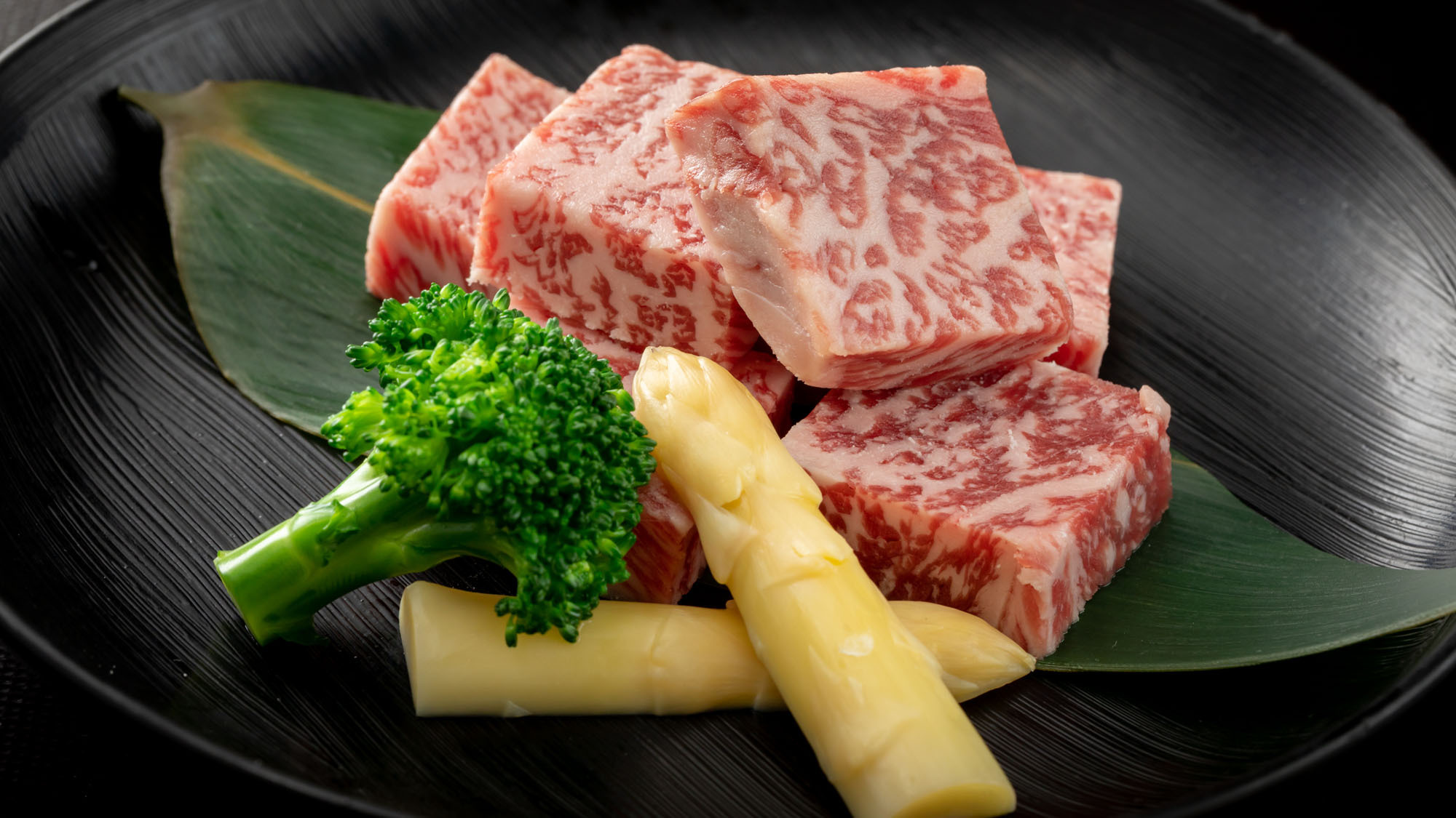 赤と白のコントラストの美しい和牛、千屋牛。和牛のルーツとも言える珍しいお肉をご賞味ください