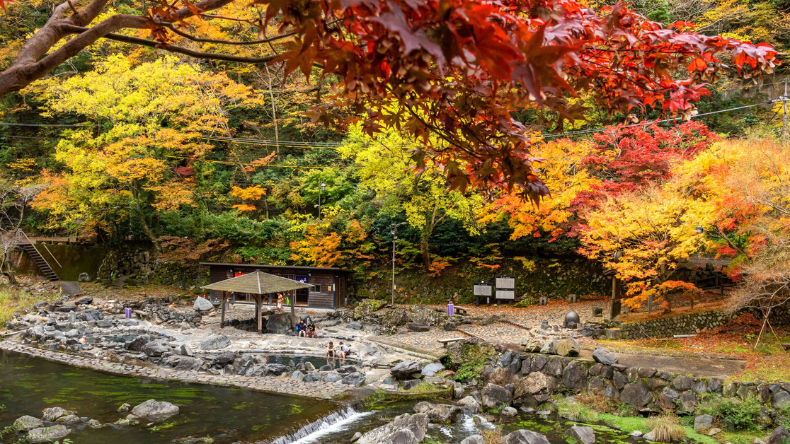 秋は格別美しく山が染まる季節。ぜひ、砂湯にお立ち寄りの際は紅葉もともにお楽しみください