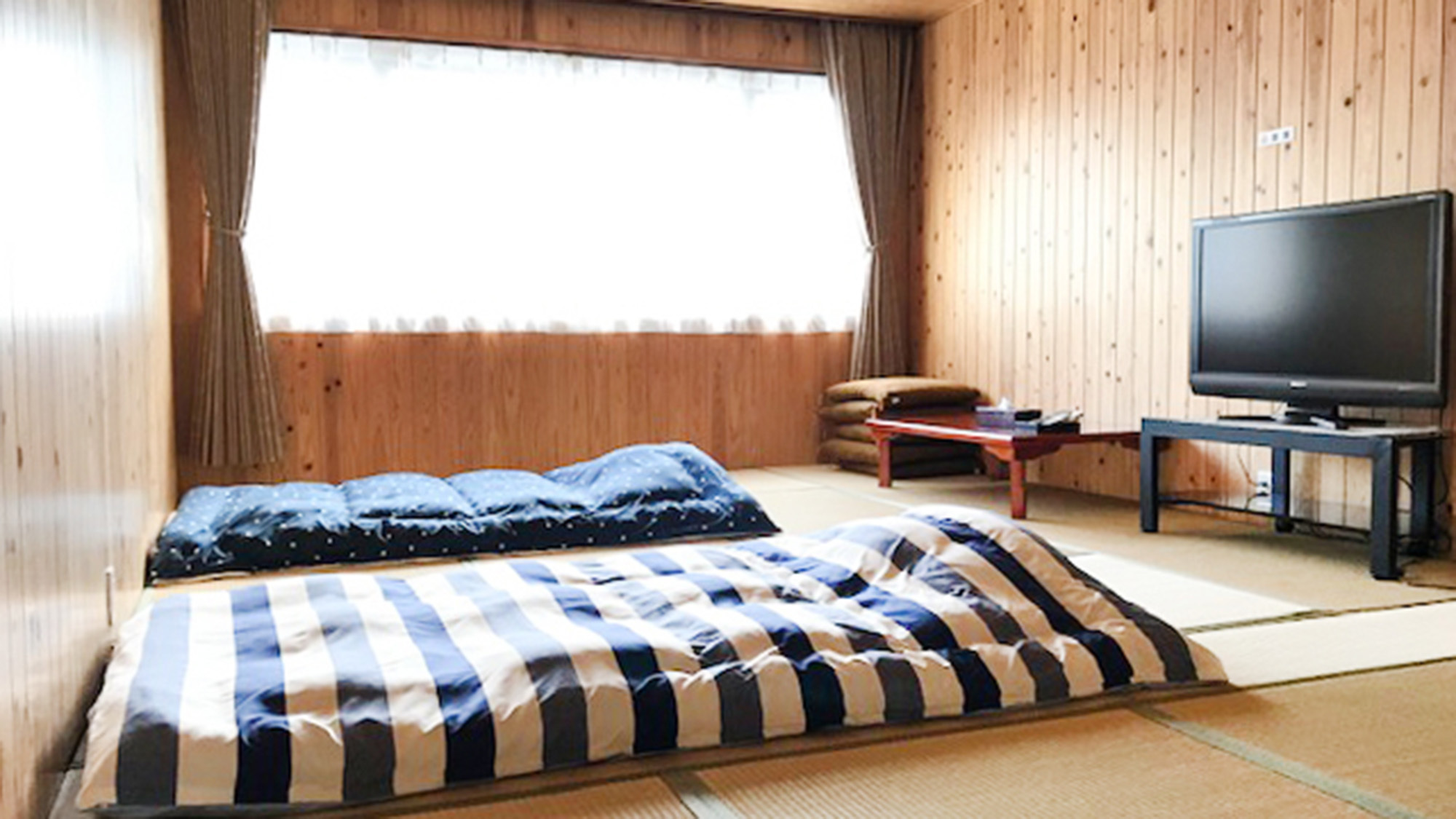 ・【2階和室】4名様までご利用いただけます。夜は布団を敷いてお休みください