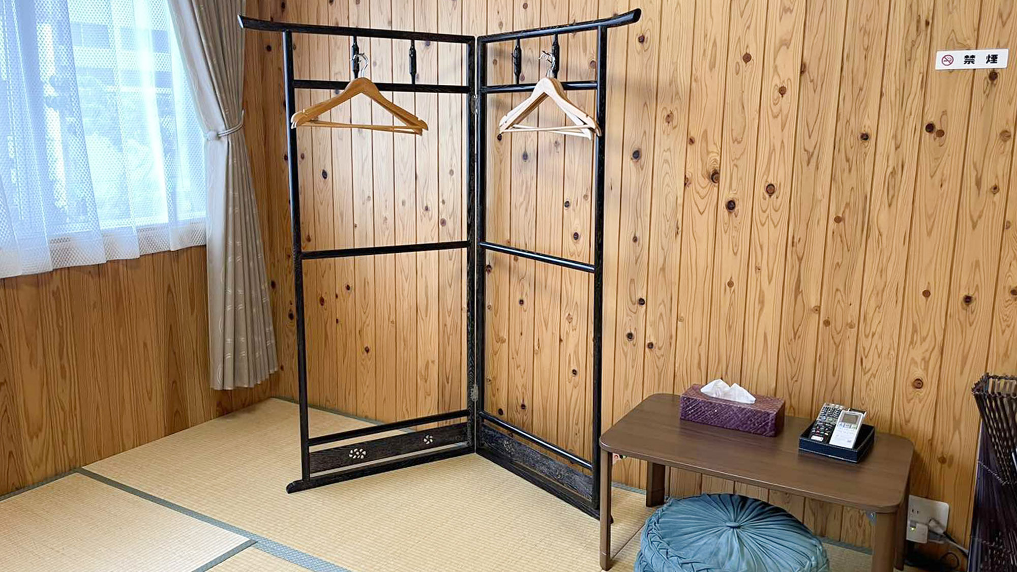 ・【2階和室】衣桁（いこう）はコートや上着、洋服掛けとしてご利用ください