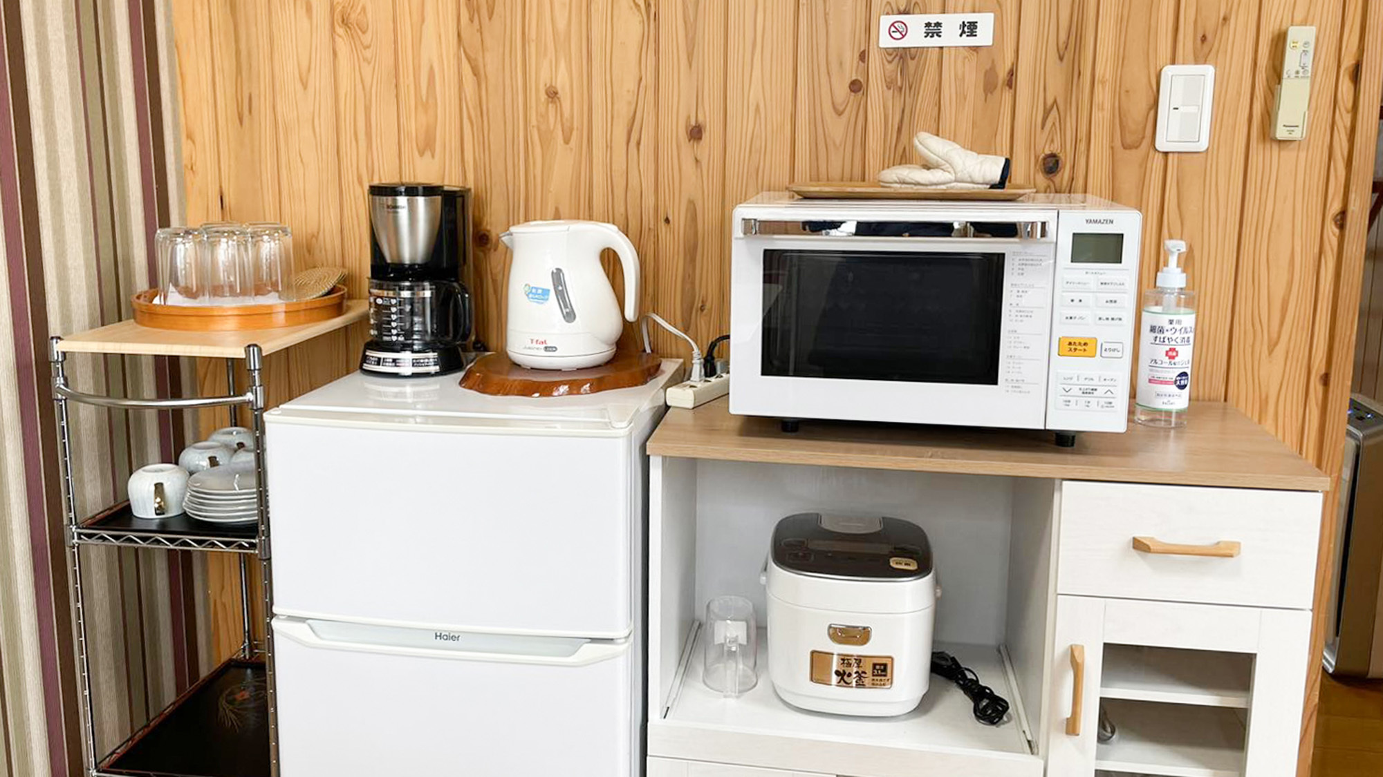 ・【キッチン】冷蔵庫をはじめオーブン電子レンジ、湯沸かしポットなどの調理家電を完備