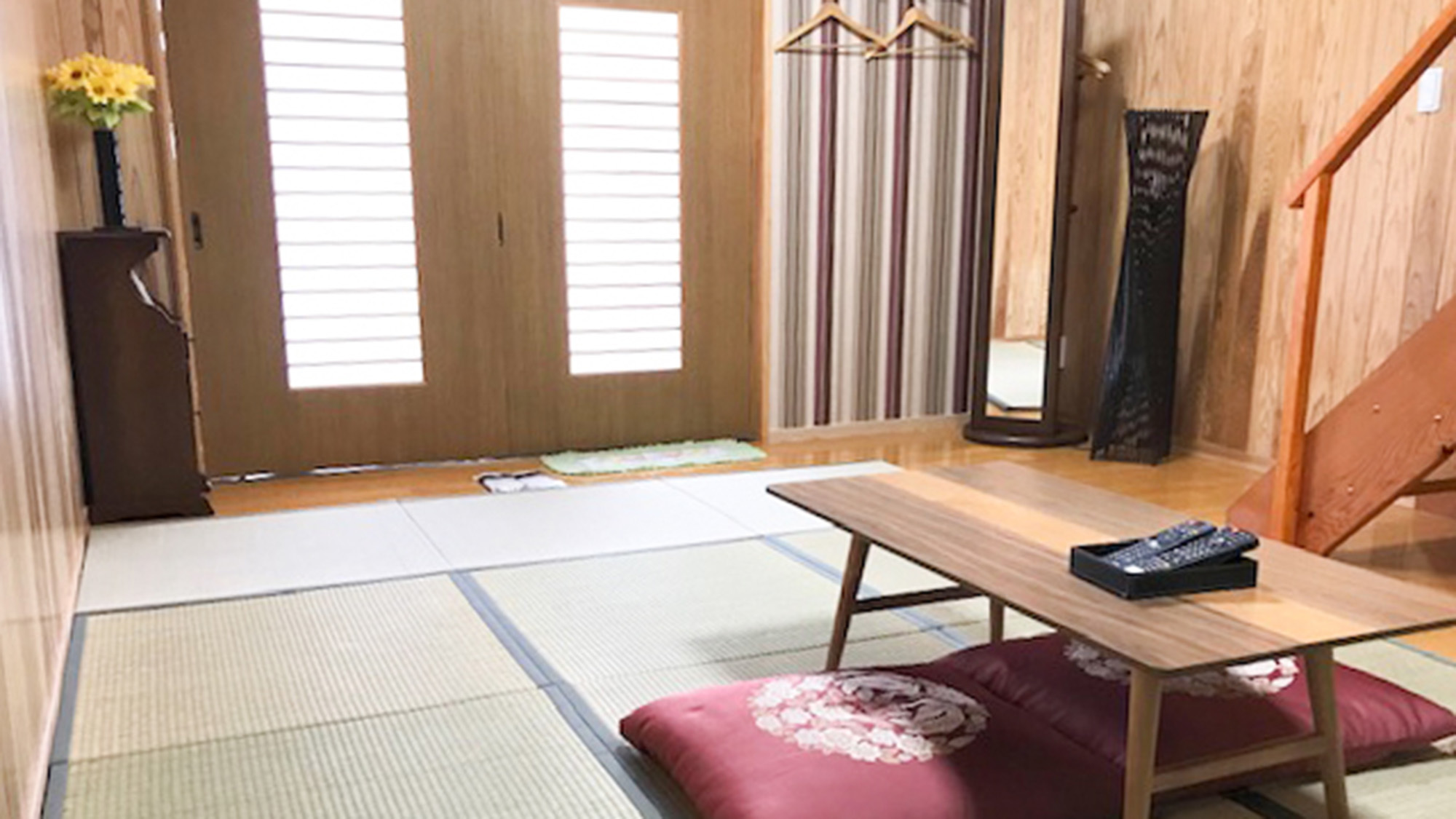 ・【リビング】板の間に畳を敷いております。手足を延ばしてお寛ぎください