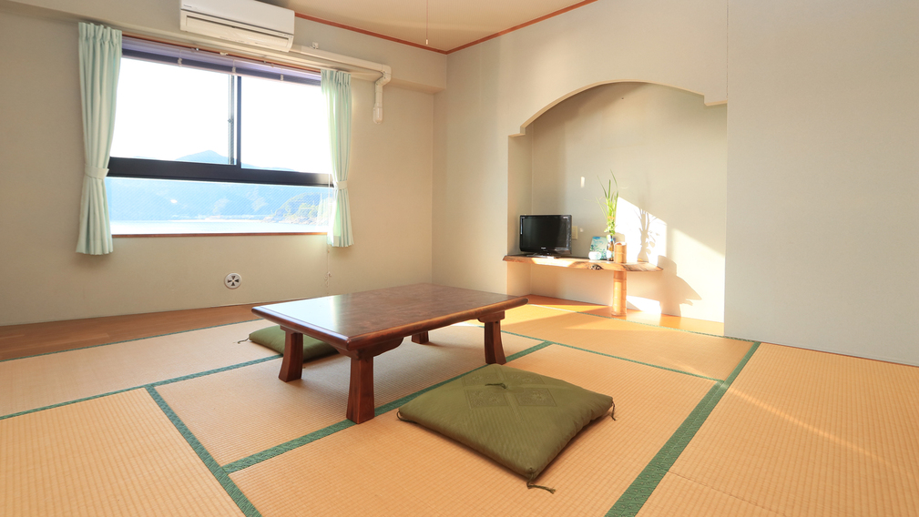 8畳和室熊野の海を一望！明るい雰囲気が居心地の良いお部屋です。