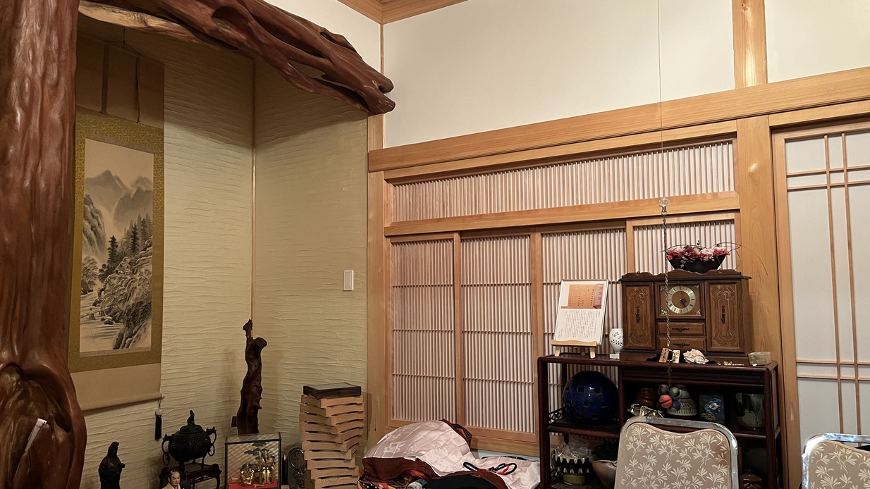 【和室】お部屋にテーブルもございます。6畳二間続きの和室です。ごゆっくりお寛ぎください♪