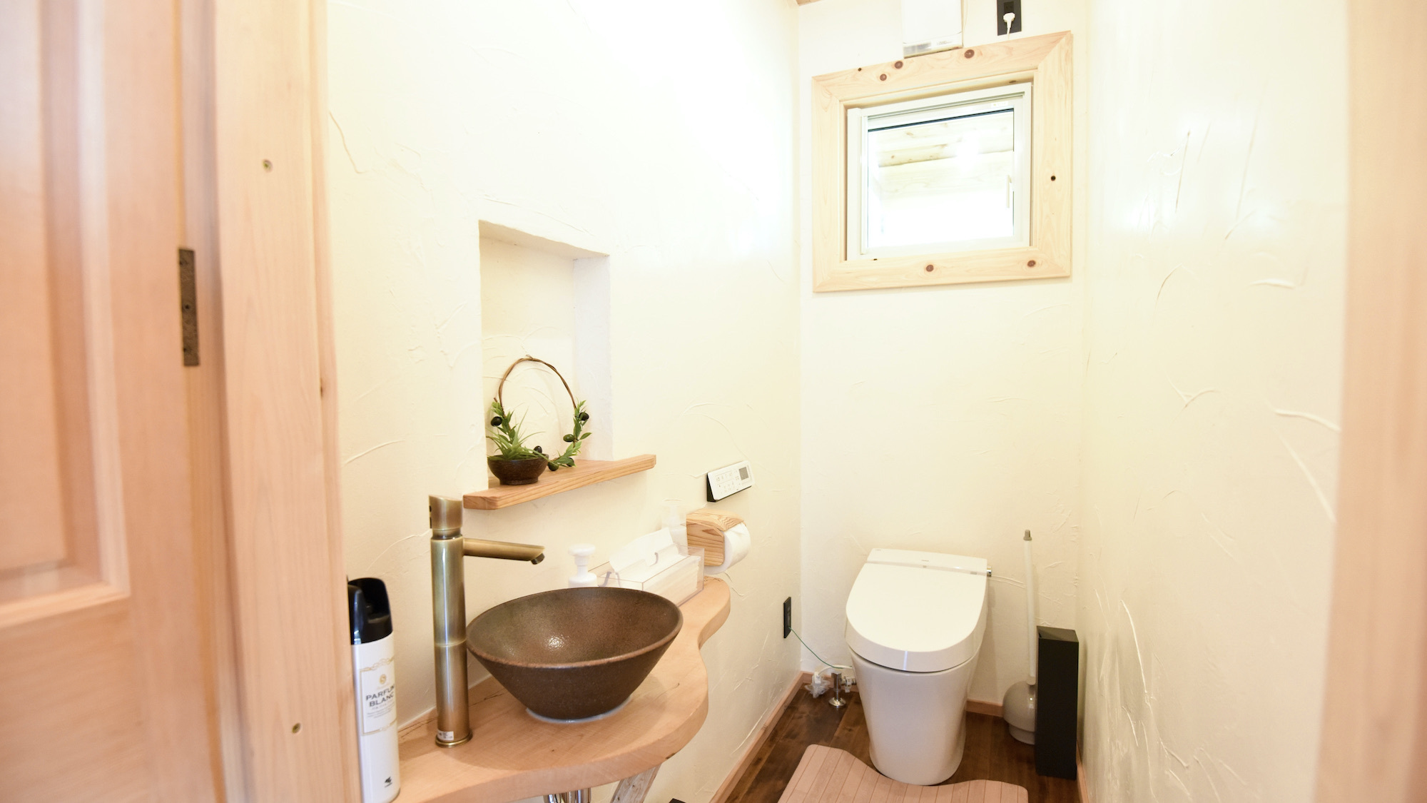 トイレ／真っ白な琉球漆喰の壁がさわやか