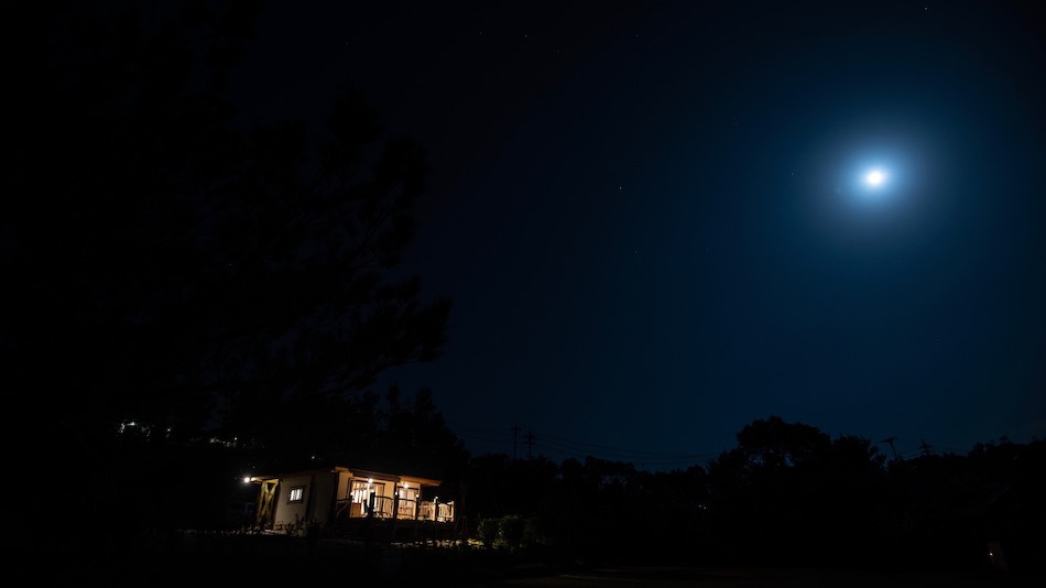 夜のコテージ／満月の日には幻想的な風景が目の前に広がる
