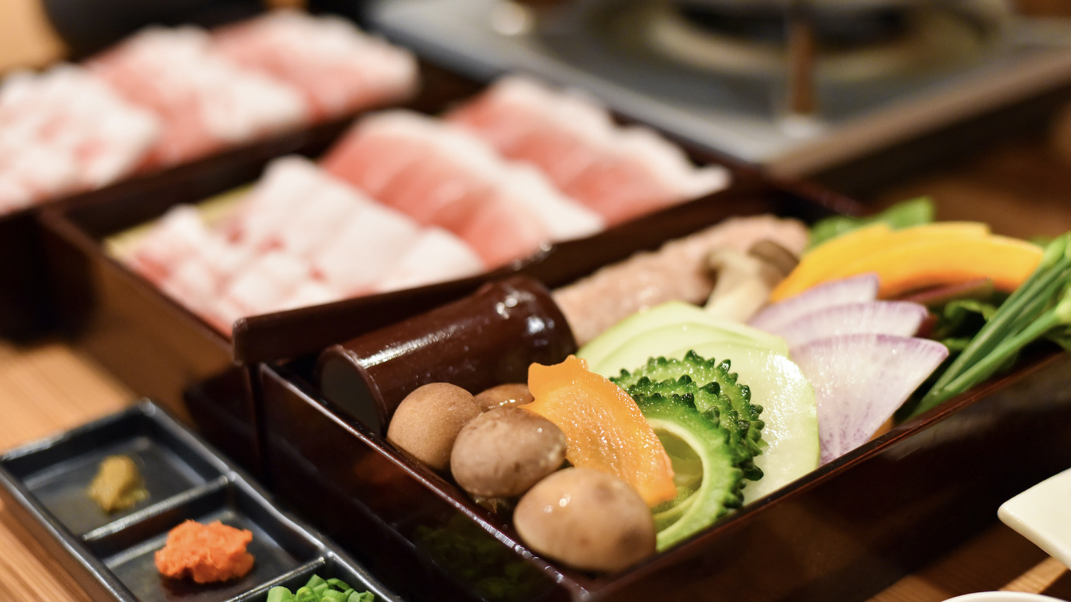 黒琉豚アグーしゃぶしゃぶ／人沖縄島野菜の盛り合わせと、自家製つくねも美味