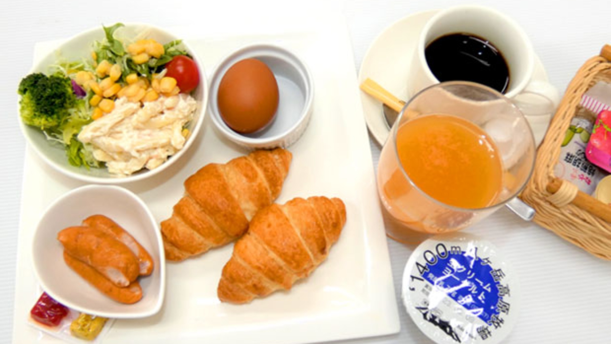 ・【洋朝食】クロワッサン、サラダ、ボイルエッグなどバランスのとれたメニューです