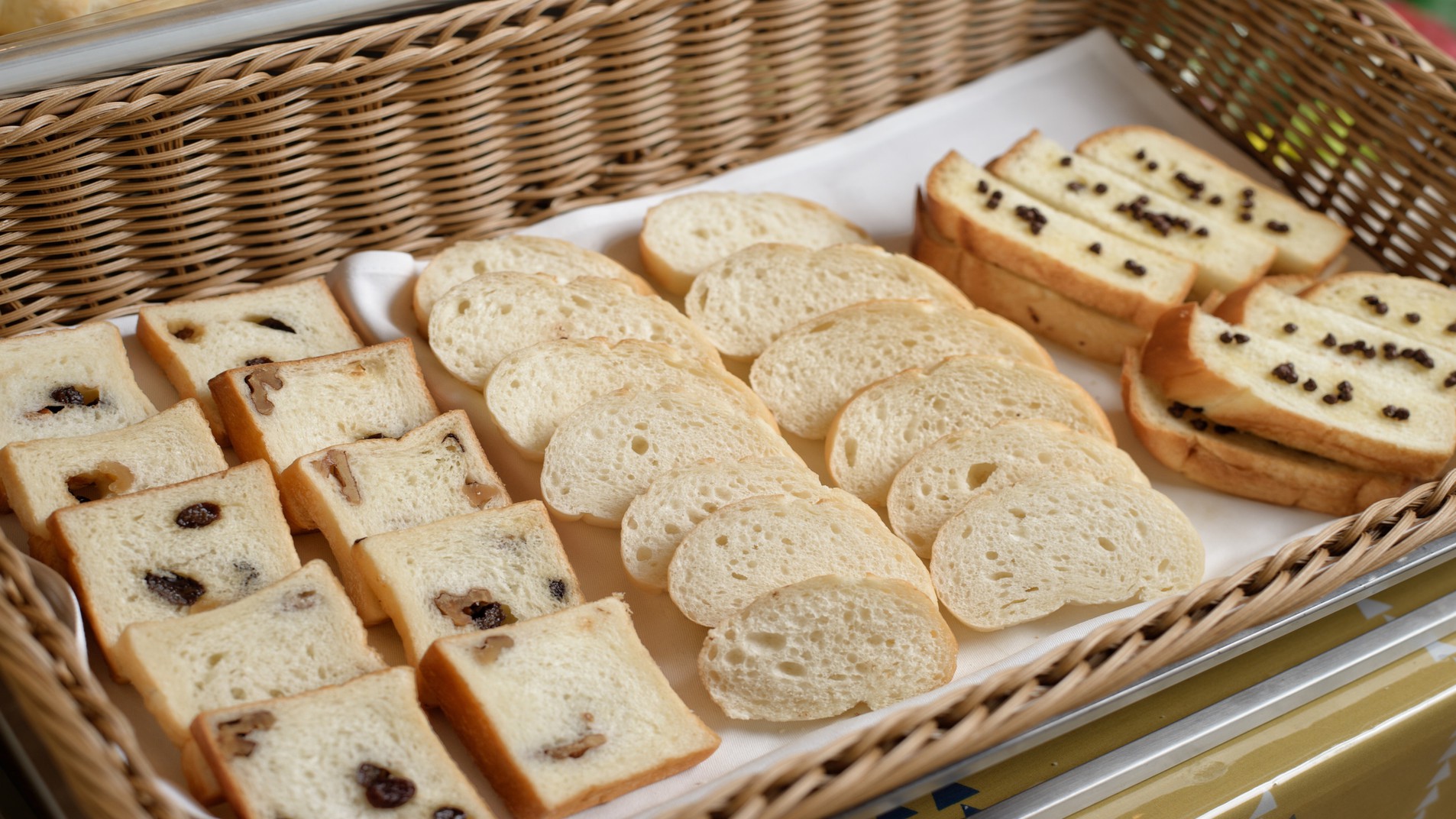 【朝食バイキング】毎朝、焼き立ての手作りパンを提供しています。