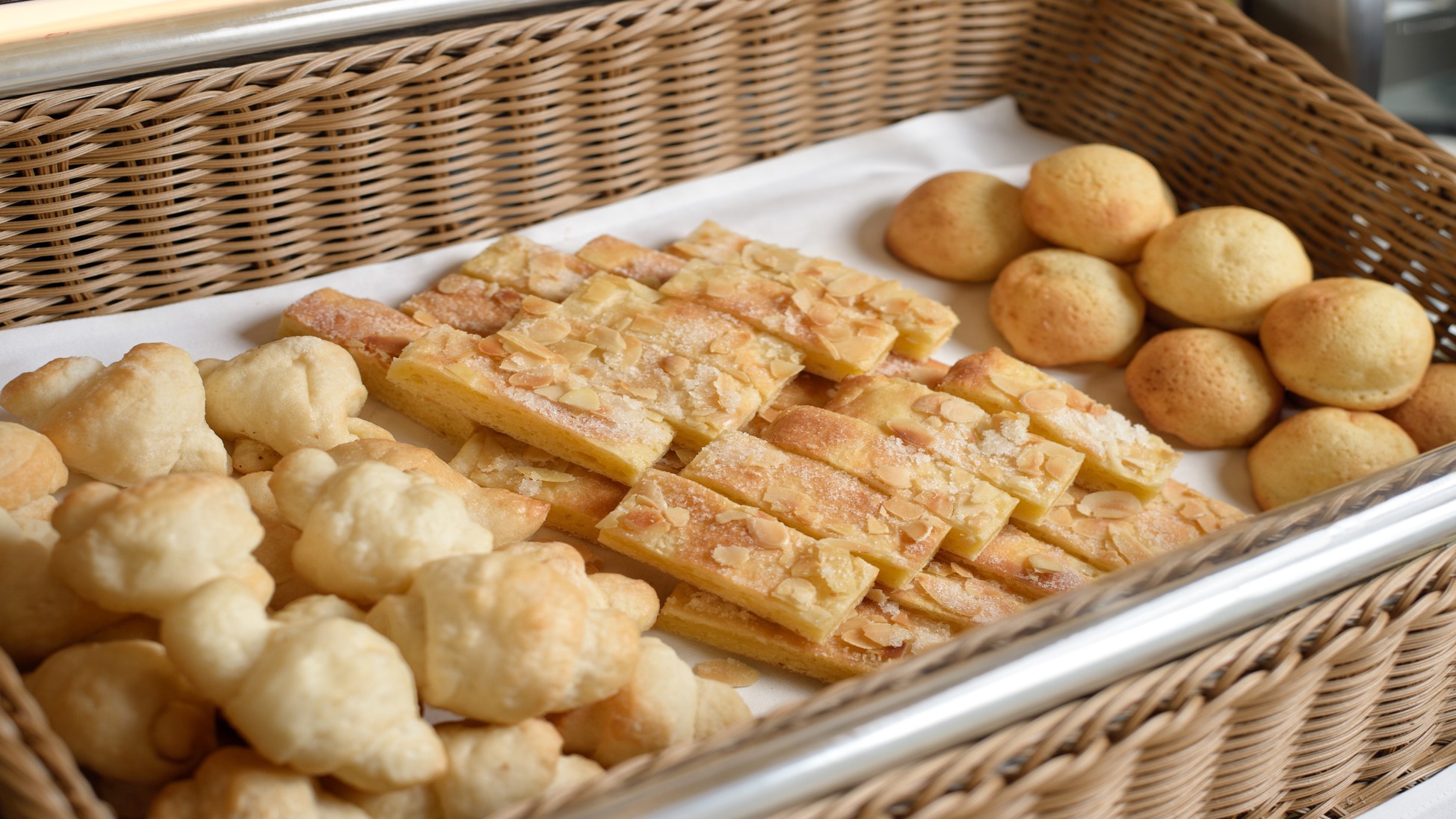 【朝食バイキング】毎朝、焼き立ての手作りパンを提供しています。