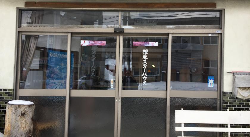 ようこそ！栂池スキーハウスへ！大きな古い赤い屋根が特徴♪