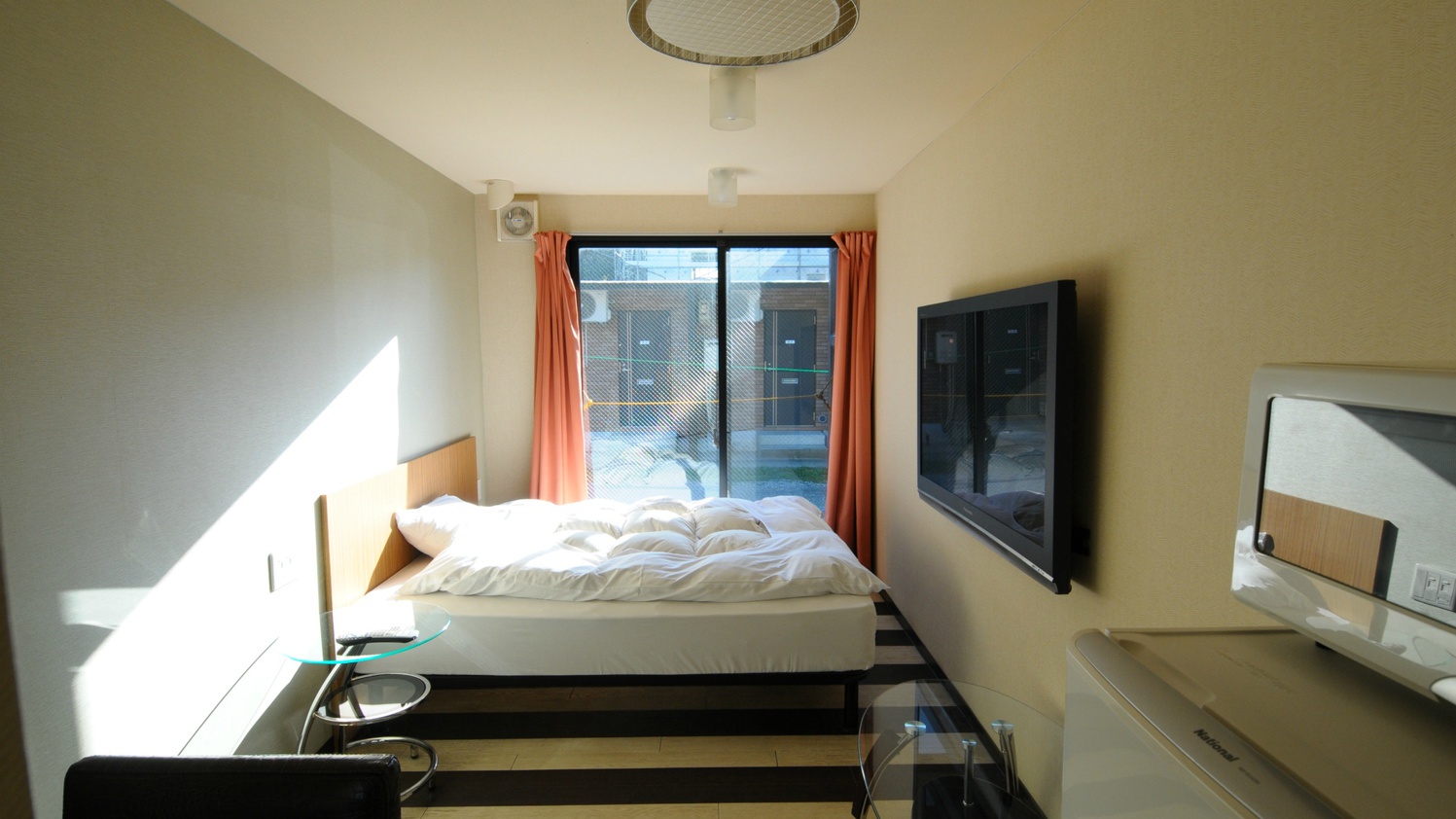  ダブルルーム：広々クイーンサイズベッドを完備。すっきりコンパクトで快適な機能性を重視のお部屋です。