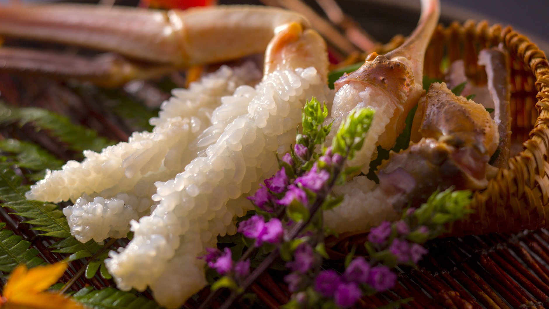 【カニ刺し】花が咲いたように美しい、繊維に旨味が宿るカニ刺し。