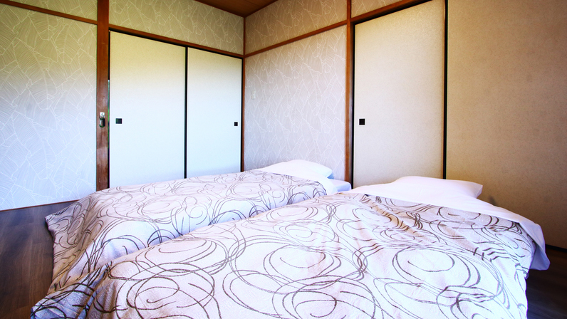 ツインルームシングルベッドが2台置いてあるお部屋です