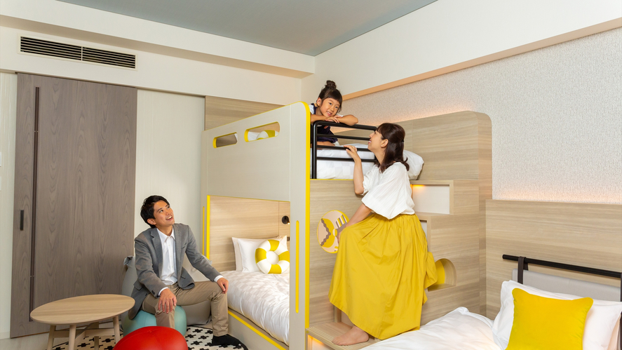 【ファミリールーム 】遊び心満載のファミリールームには、2段ベッドやYogiboがございます。