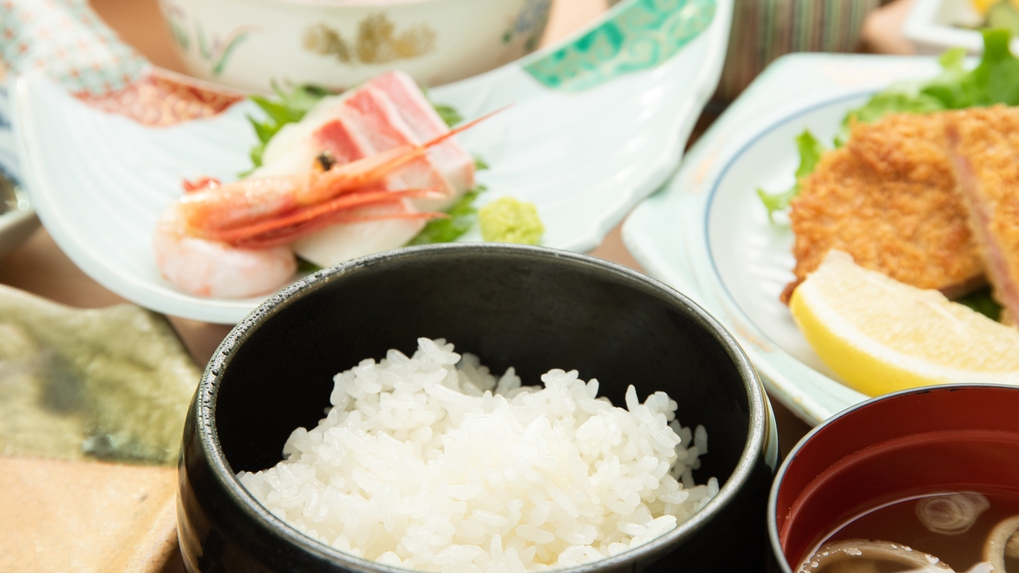 *夕食：お米は秋田県産ひとめぼれを使用