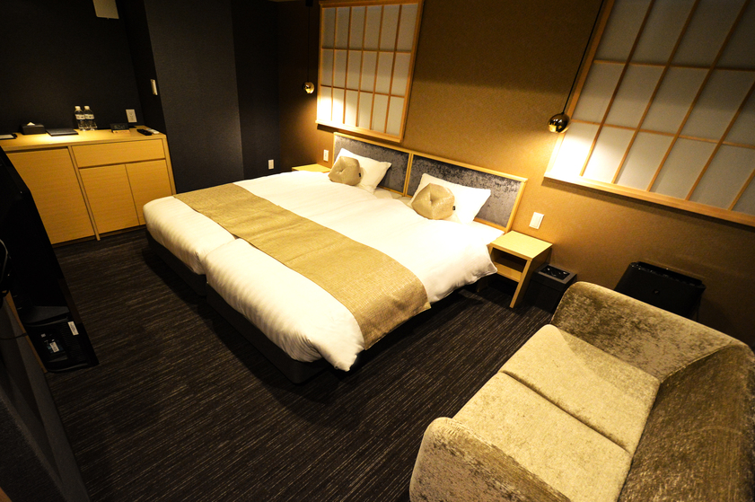 【堀川五条スタンダードツイン】友達同士やご夫婦におすすめ、ベッド２台が横に並んだツインルームです。